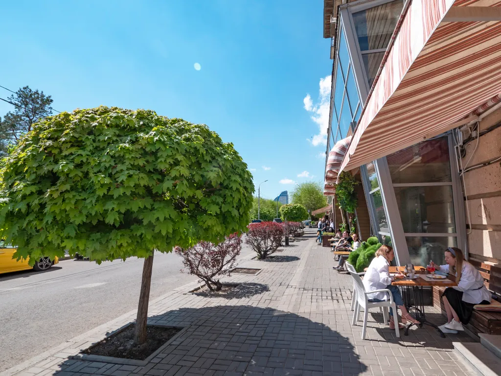 Величественная сталинка на набережной вокруг достопримечательностей