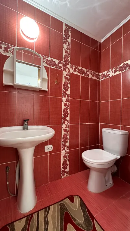 Благоустроенная комната в коттедже с балконом