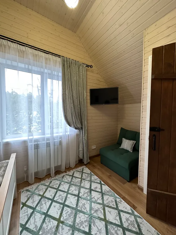 Уютный дом в деревне у реки