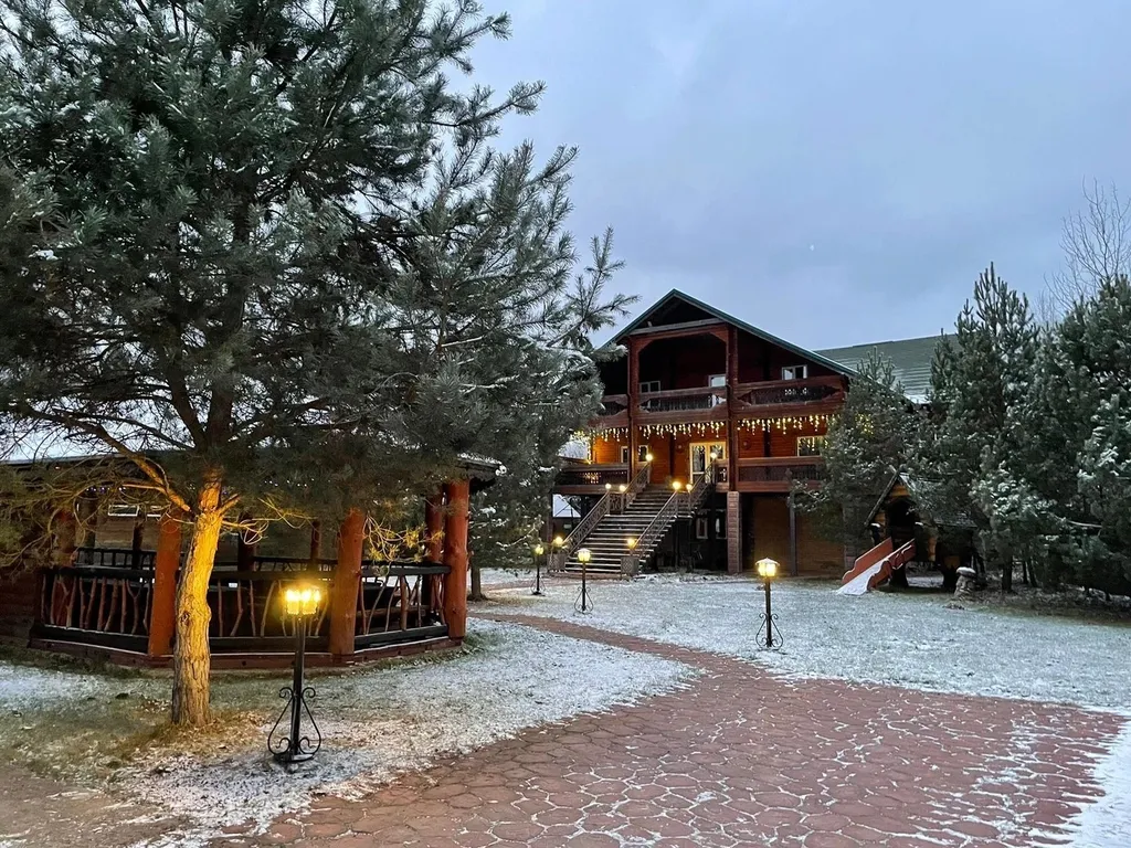 Деревянный коттедж с большой территорией рядом с городом