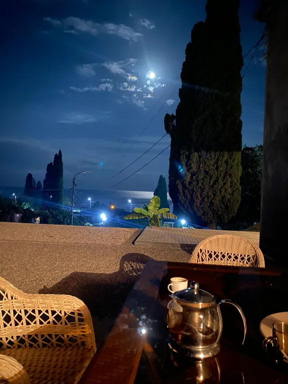 Тихий спокойный отдых у моря с шикарным видом, огромный зеленной двор