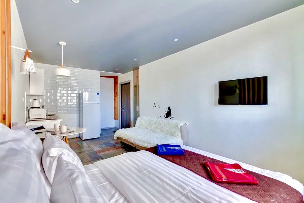 Уютная студия с большой лоджией в доме бизнес-класса