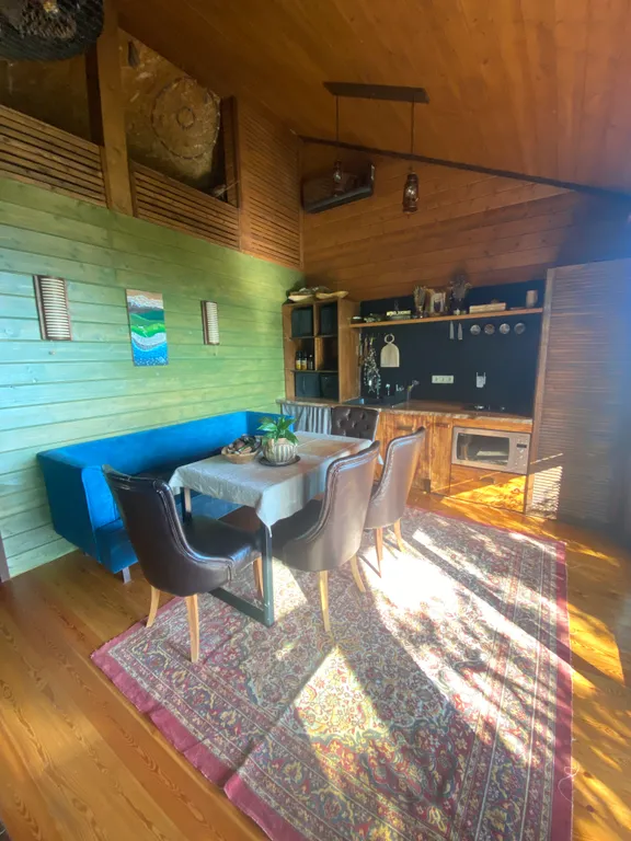 Барнхаус на горе с видом на море