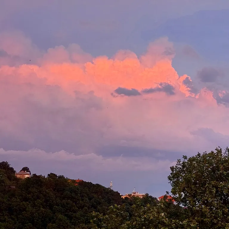 Студия с окном на море