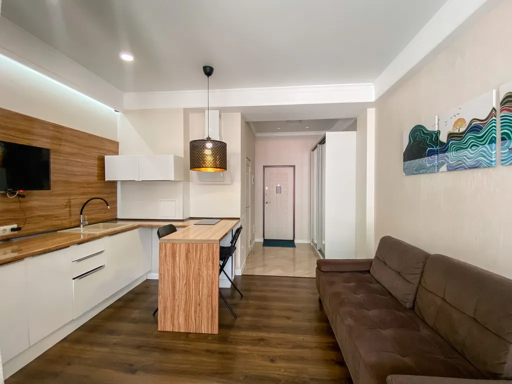 Студия с панорамным видом на центральной улице