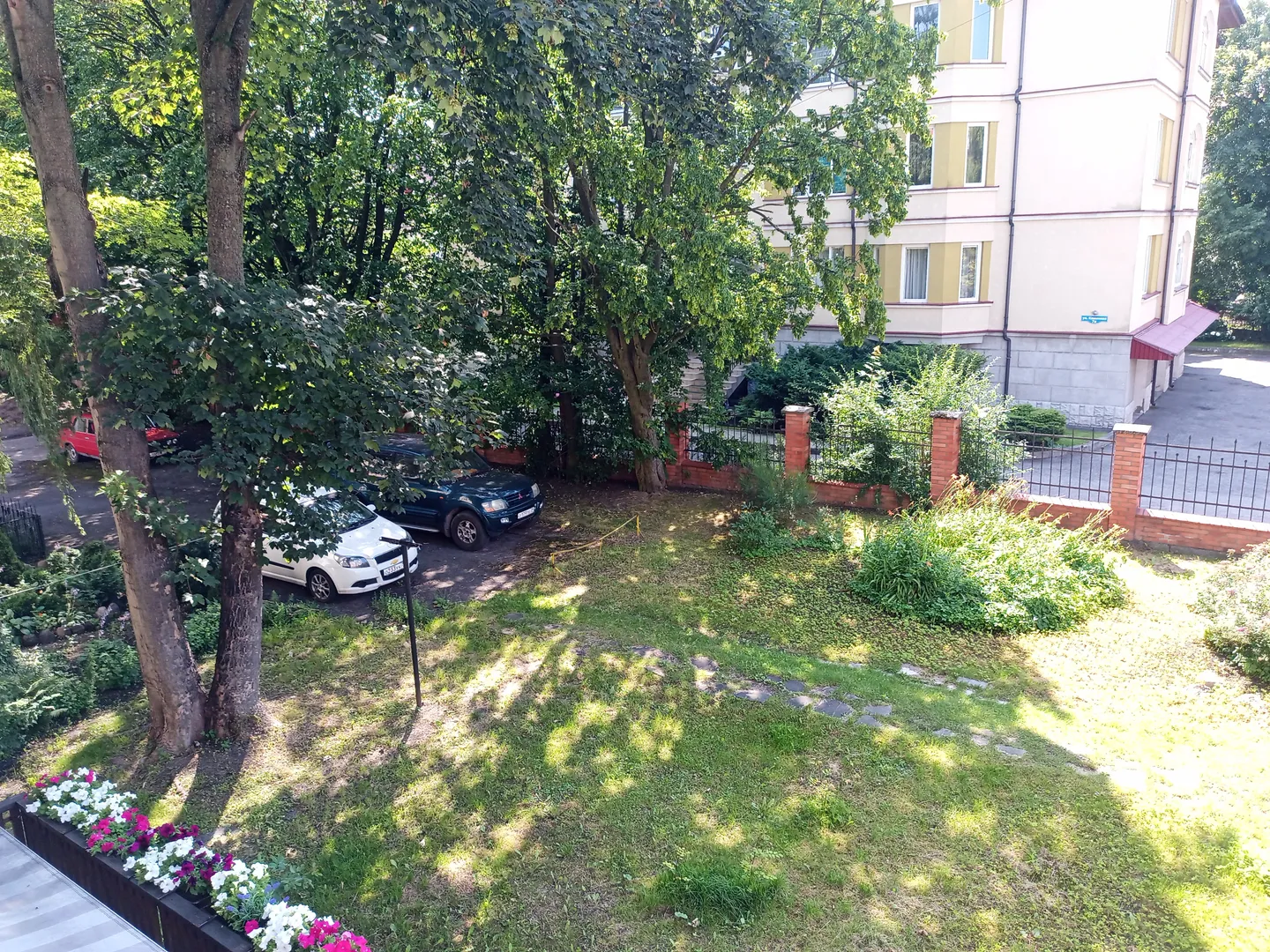Окна выходят на противоположную сторону во двор 