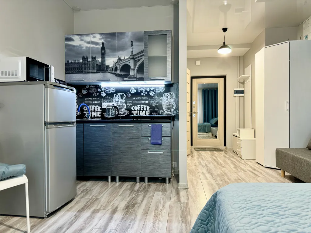 Уютная квартира-студия с большой кроватью и диваном