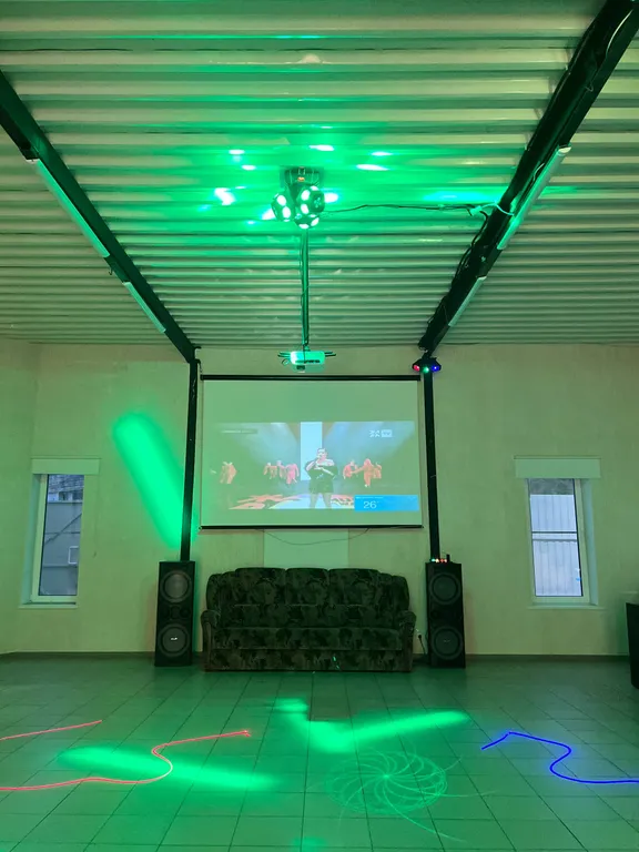 Уютное место отдыха для большой веселой компании с танцполом и баром