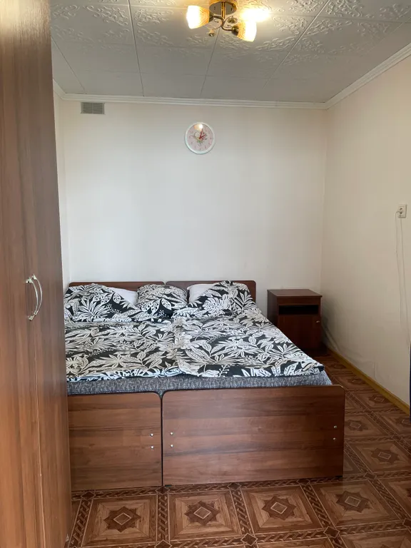 Уютная комната в центре города с видом на море