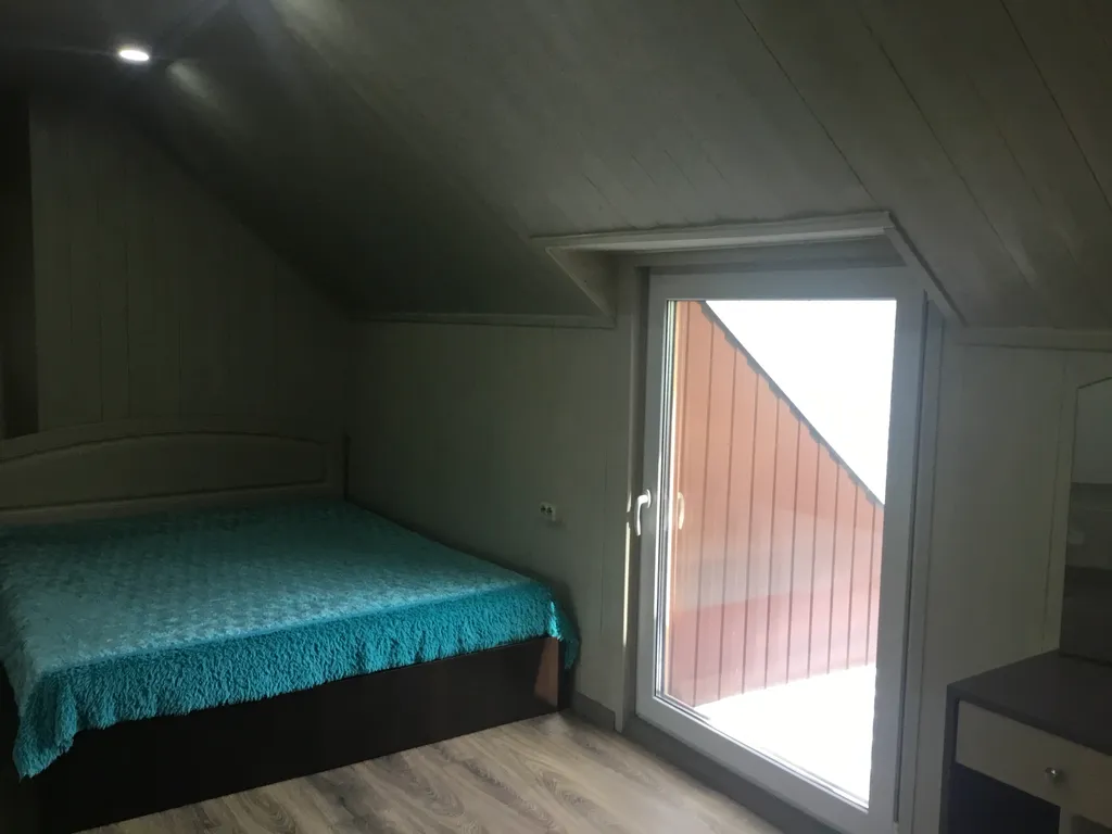 Эко-дом шале с камином на краю леса с видом на горную местность