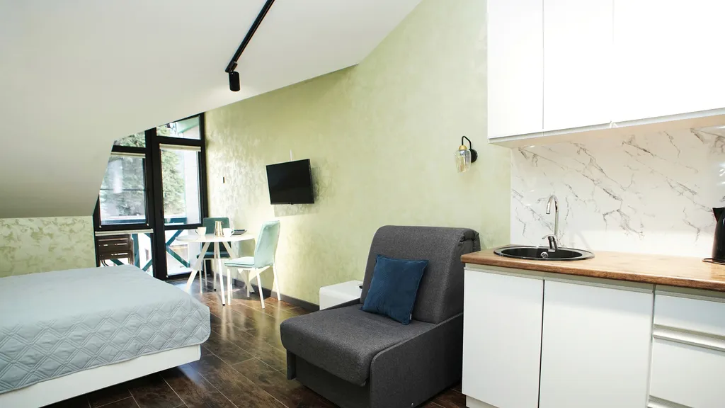 Просторная и уютная студия с балконом, идеальный вид на горы, центр