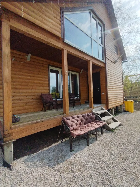 Уютный дом с беседкой на берегу озера