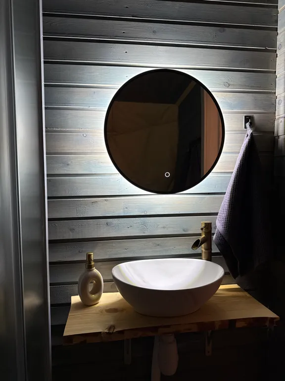 Купольный домик в окружении леса