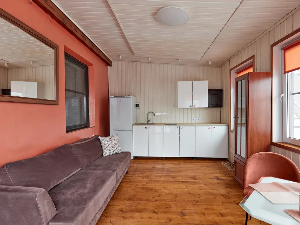 Красивый коттедж у озера для семьи в 20 минутах от города