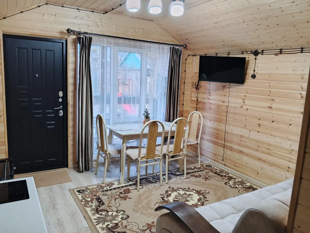 Барнхаус с видом из панорамных окон на красивый пейзаж Домбайских гор