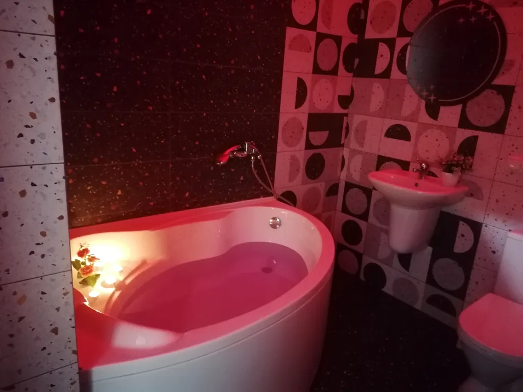 Современная студия с огромной ванной