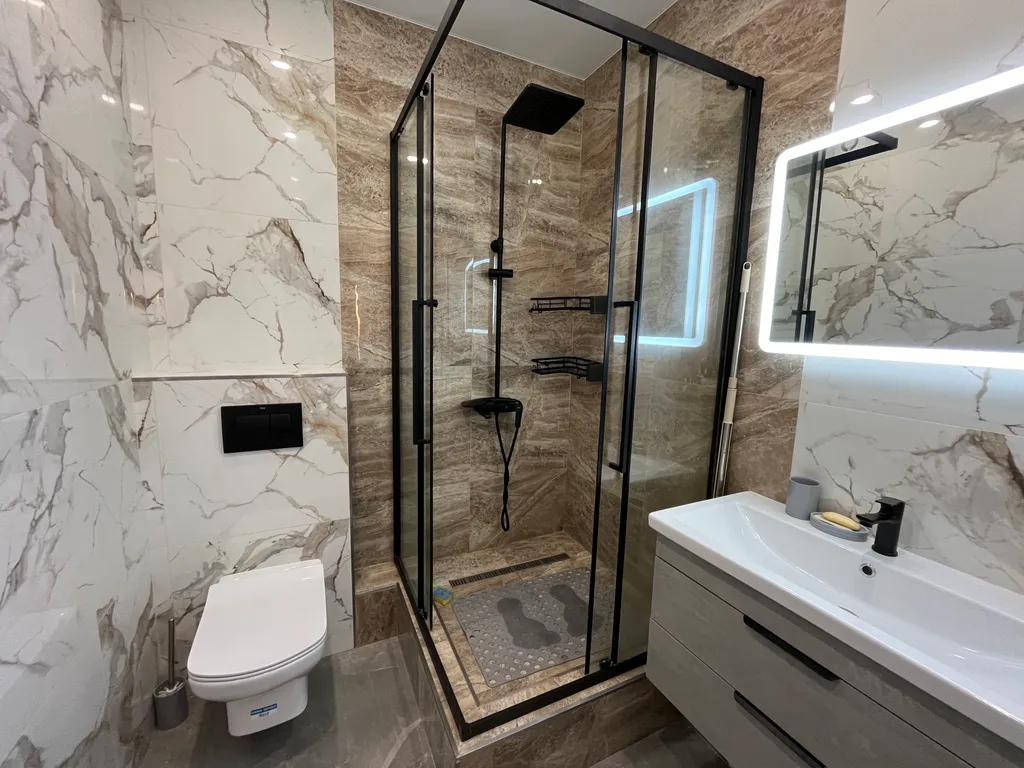 Квартира с панорамным видом на город и озеро на 20-ом этаже