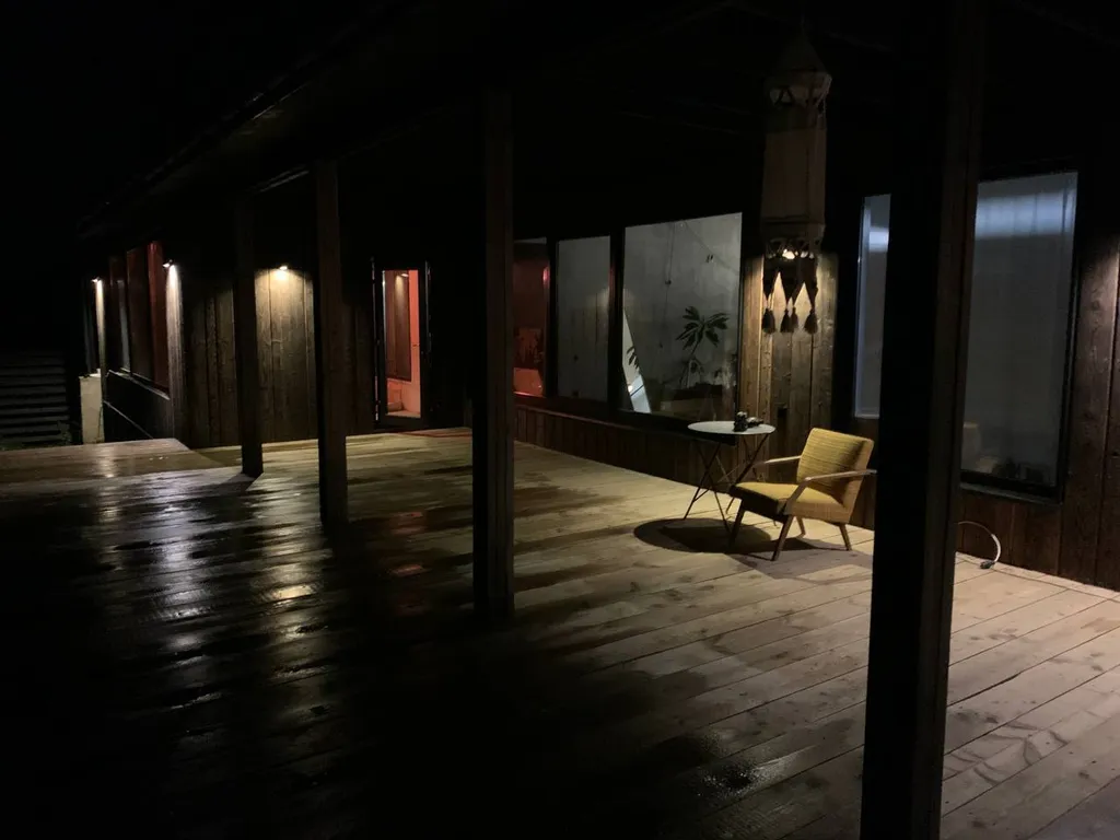 Дом у реки с видом на лес