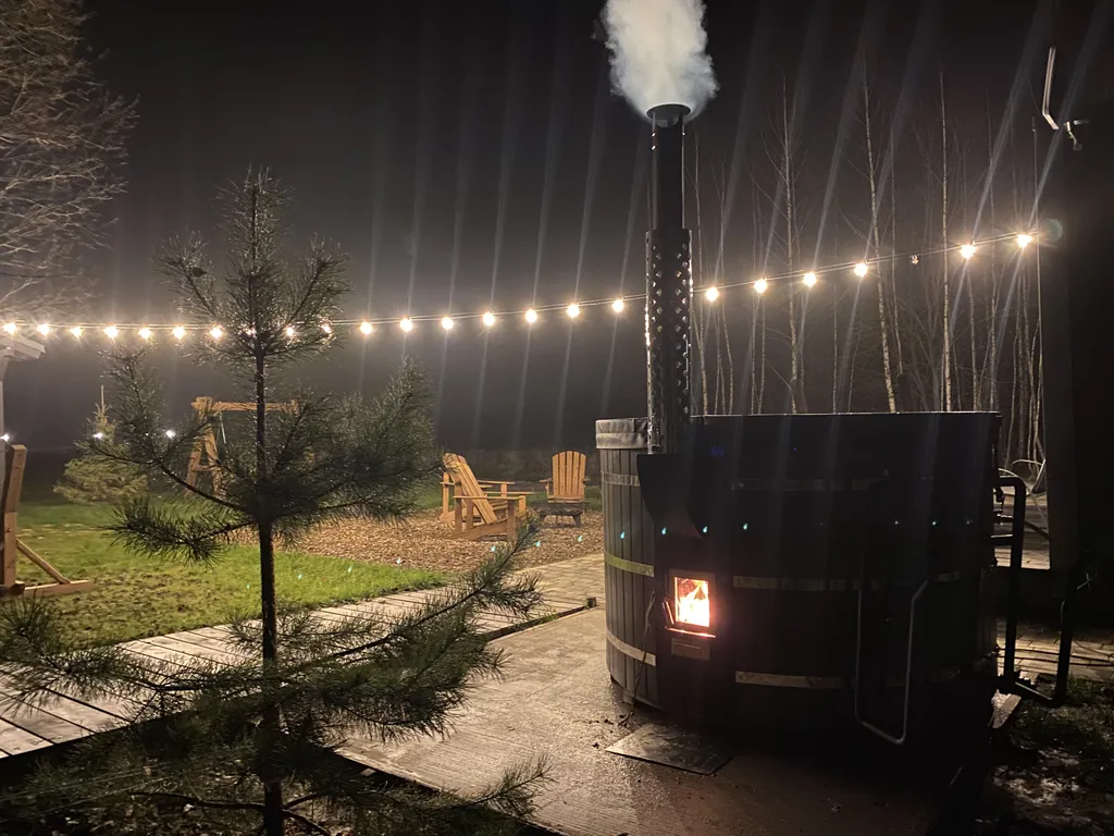 Домик ЕЖЕВИКА. Большой пруд с пляжем в глэмпинге "Усадьба Ягодное".