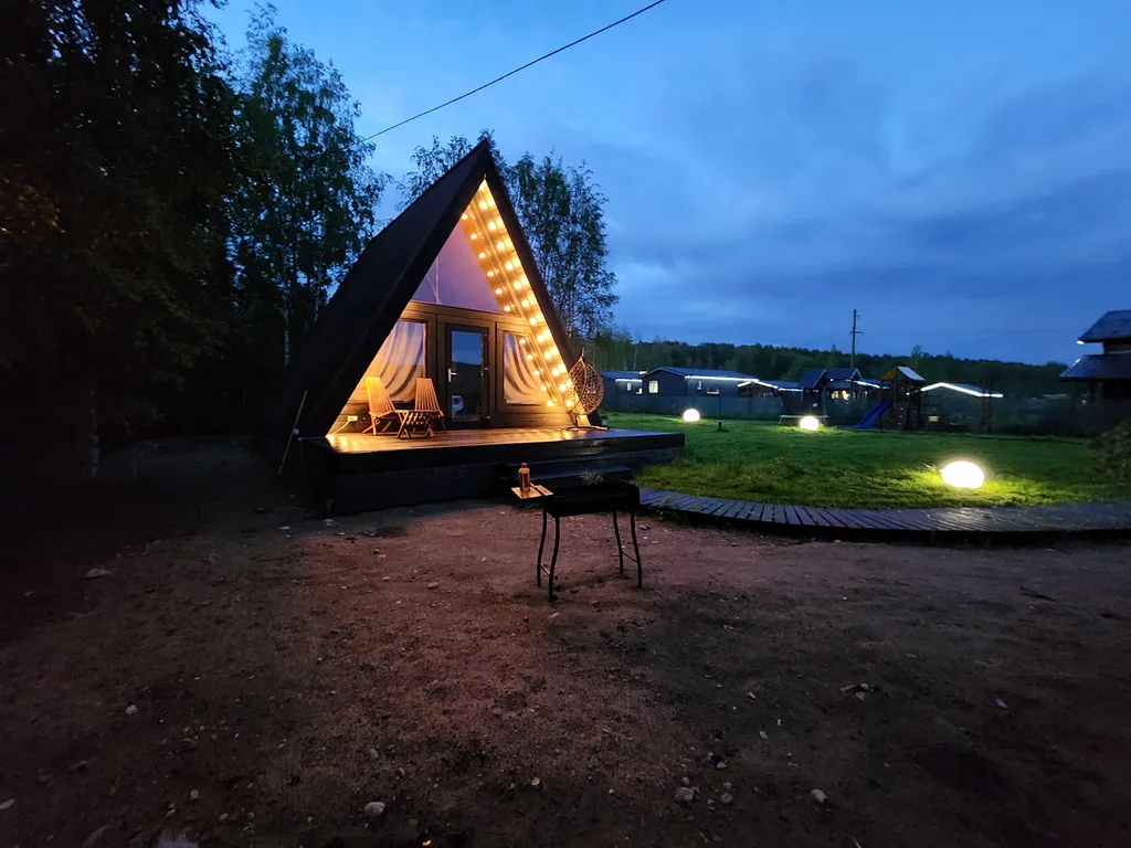 Коттедж A-frame дом рядом с озером — Светлое