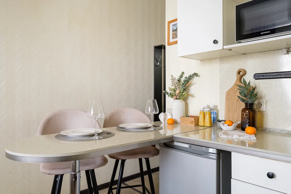 Студия-трансформер: барная стойка для завтраков, работы и ужинов