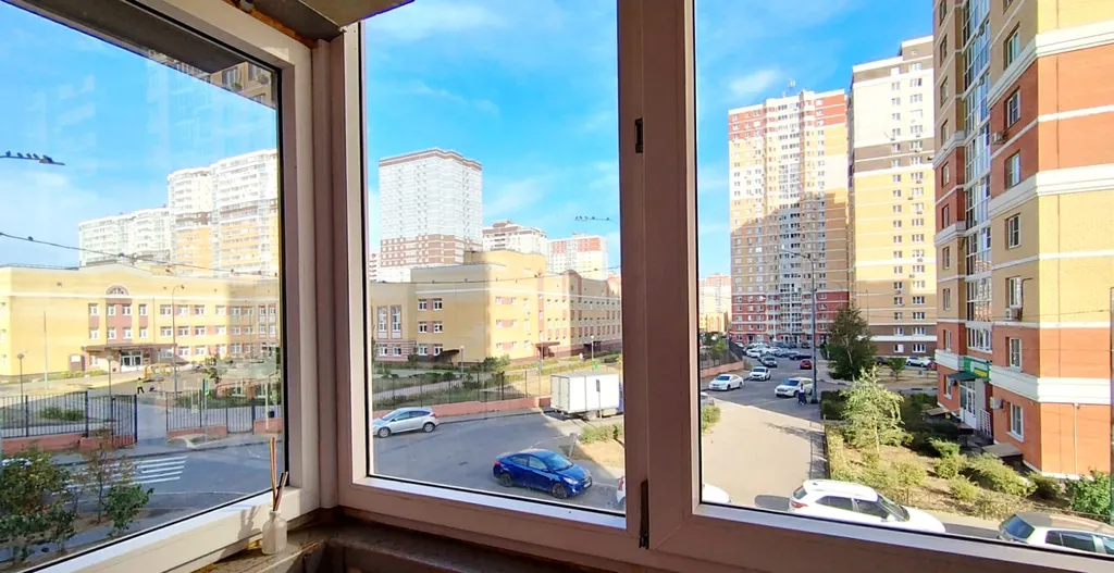 Уютная студия в тёплых тонах с большой угловой ванной для пары