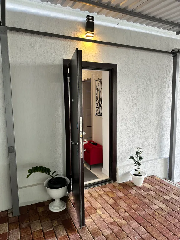 Уютный новый дом в центре города с бассейном