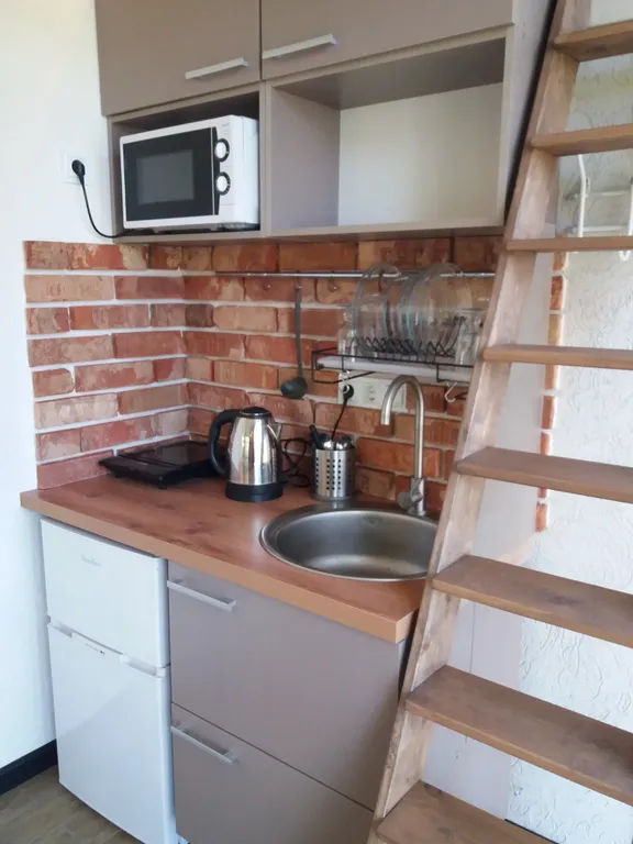 Дом на склоне холма у реки