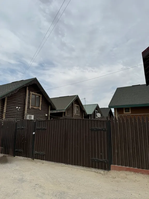 Деревянный домик возле моря