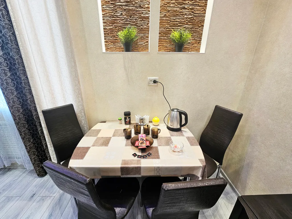 Третий дом возле главного жд вокзала и автовокзала