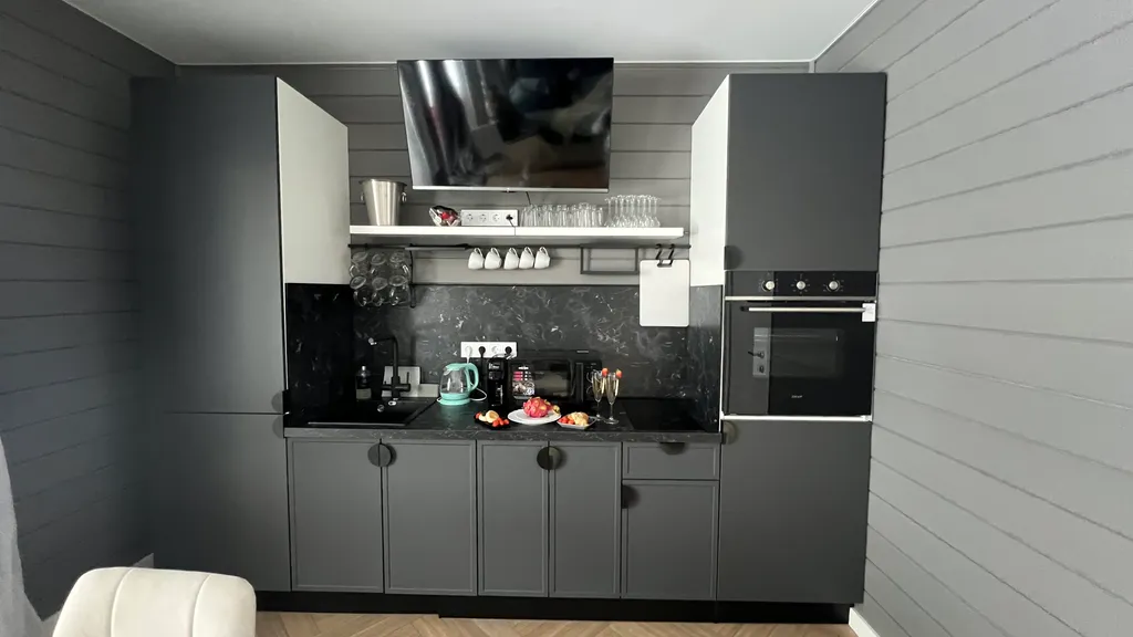 Grey House с дикими зайцами