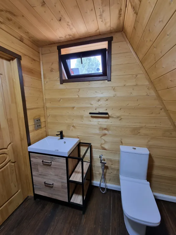 Живописный уголок в лесу вдали от городской суеты