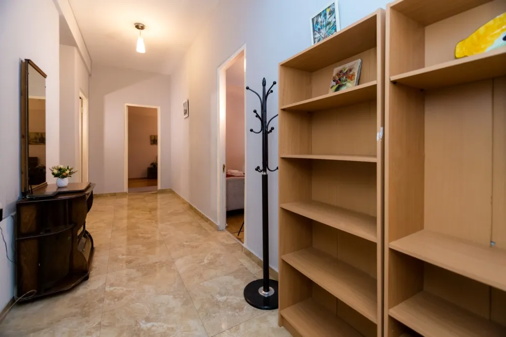 Трехкомнатная квартира с верандой в центре города