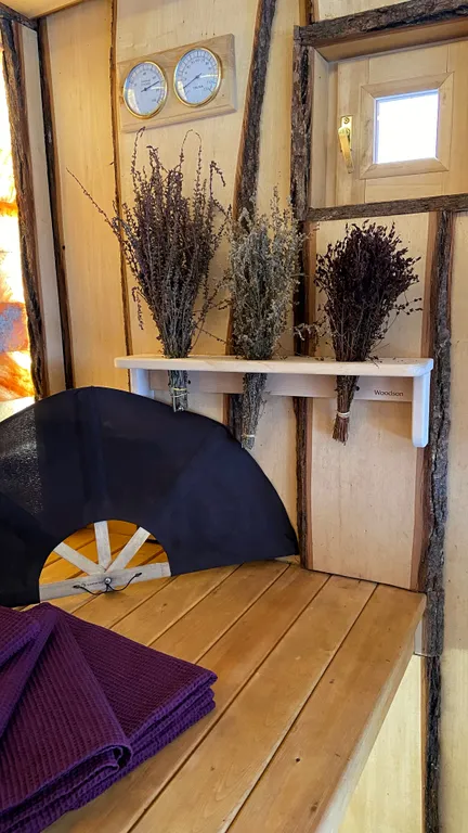 Gray дом в стиле барнхаус с видом на лес