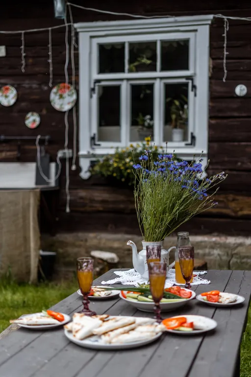 Хутор в лесу Розовый шмель