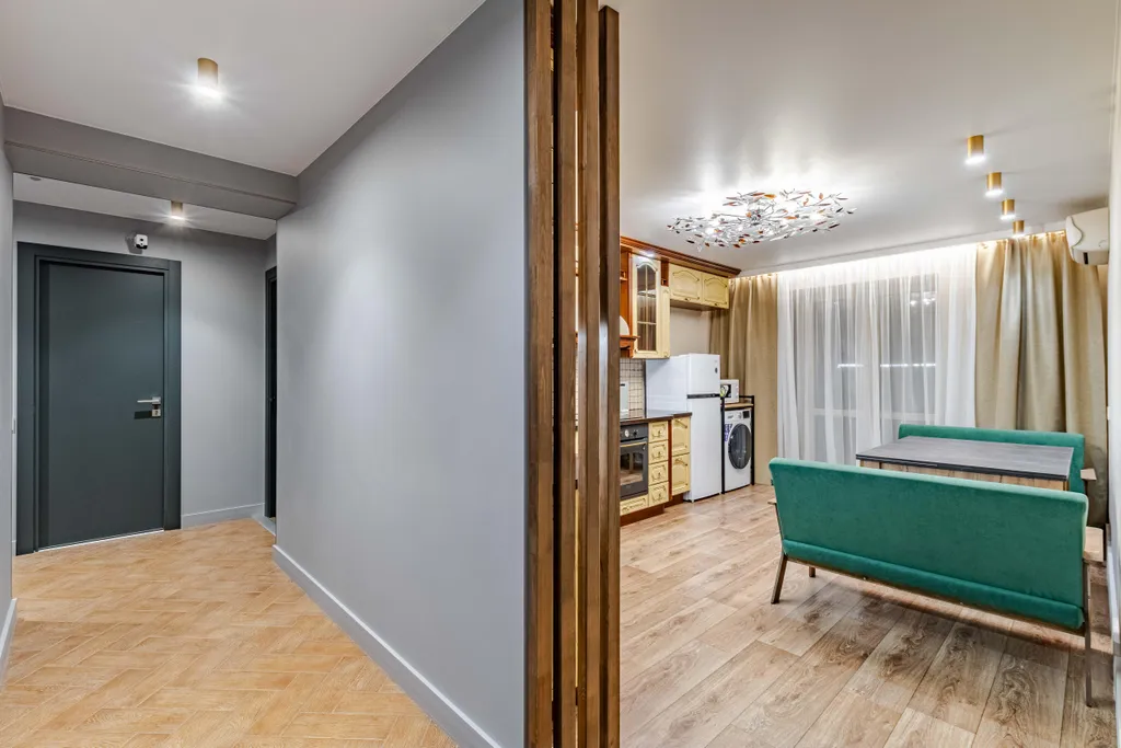 Квартира Уютная комната с выходом на балкон в трёхкомнатной квартире — Екатеринбург