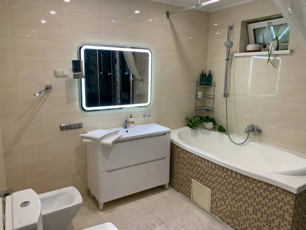 Дом с садом в центре рядом с набережной