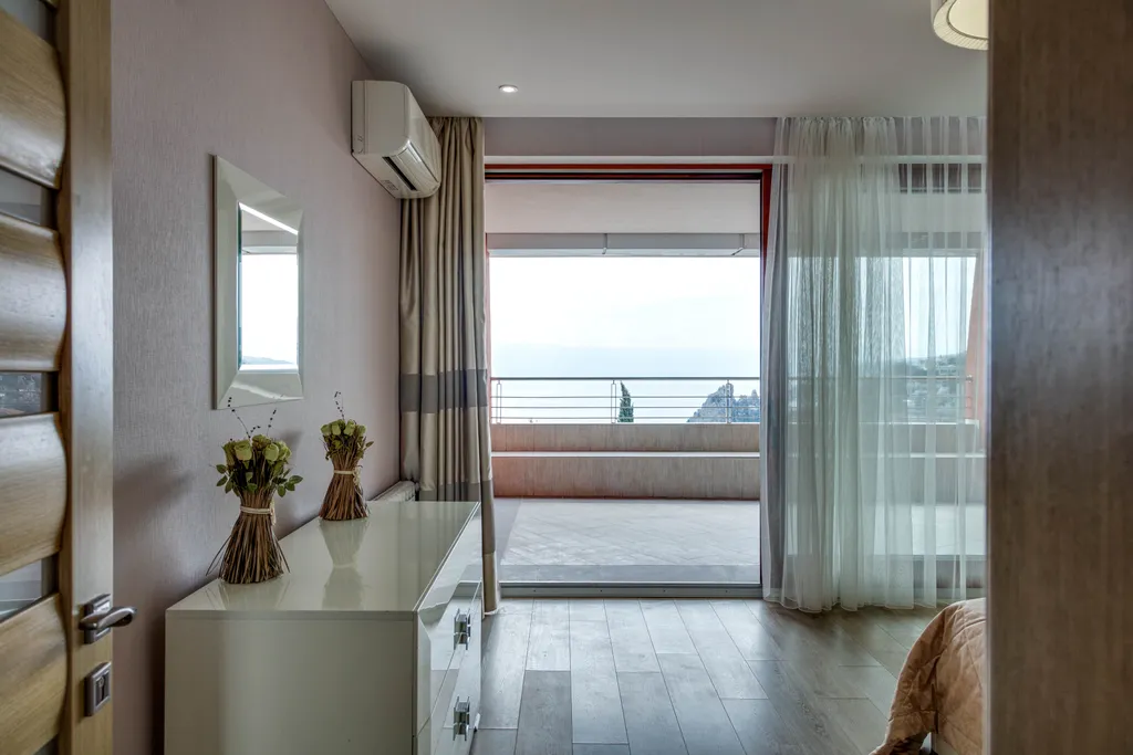 Апартамент с двумя спальнями и видом на море в современном ЖК