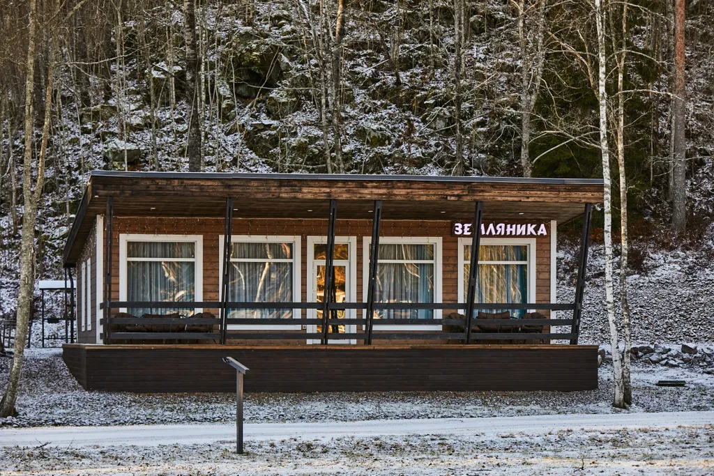 Просторный коттедж с 4 спальнями, камином и террасой