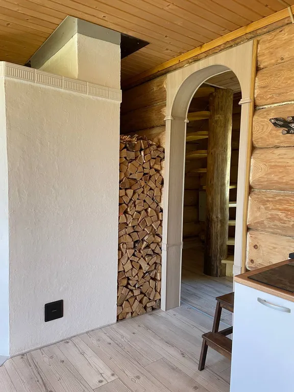 Дом в лесу среди сосен