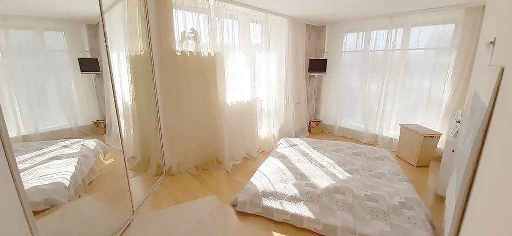 Стильный просторный таун-хаус, с сауной и гриль домиком на лужайке