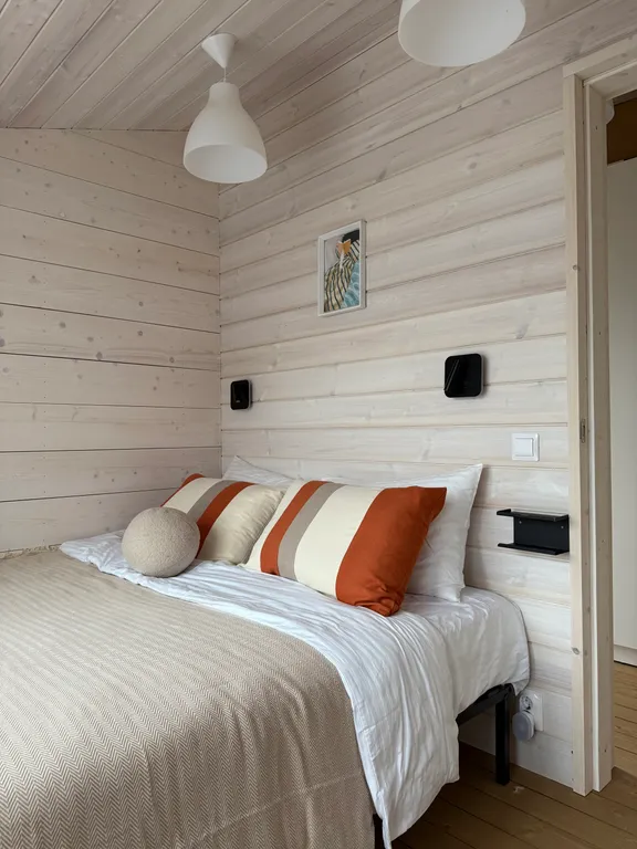 Дом с панорамным камином и видом на лес