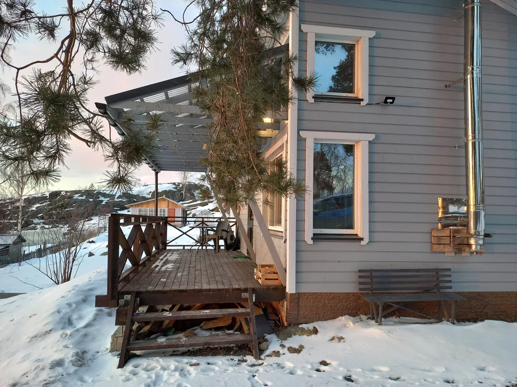 Финнский домик у скалы