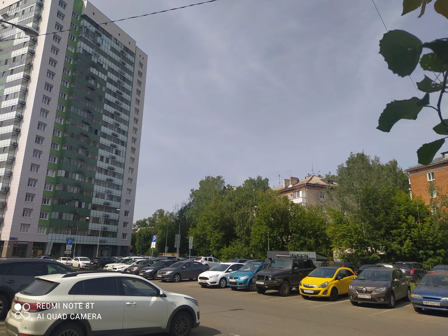 Перед домом большая бесплатная парковка