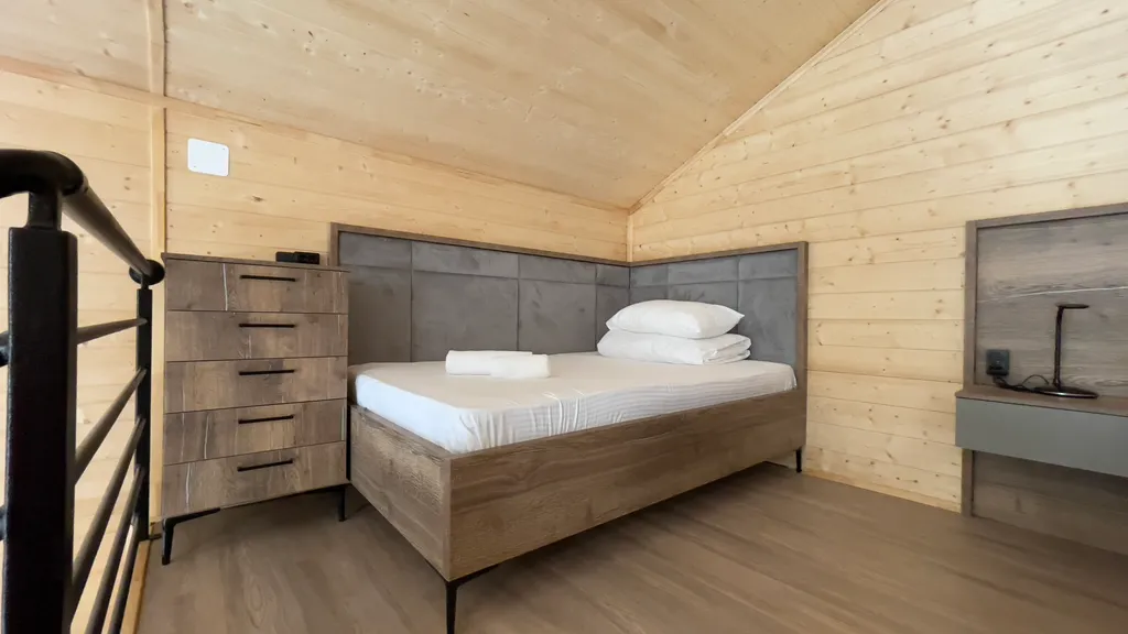 Двухуровневый дом с огромным витражным окном и видом на горы