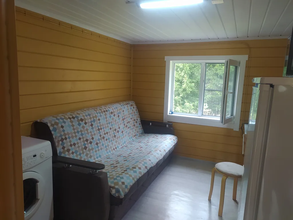 Маленький домик на опушке леса