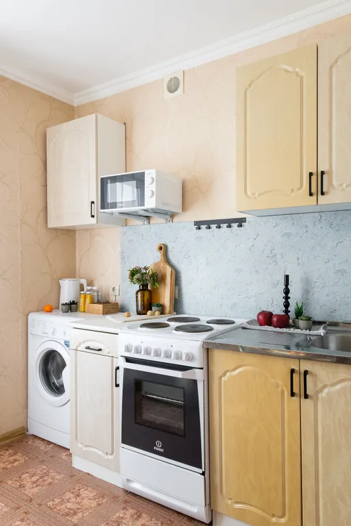 Широкая кровать и балкон для отдыха