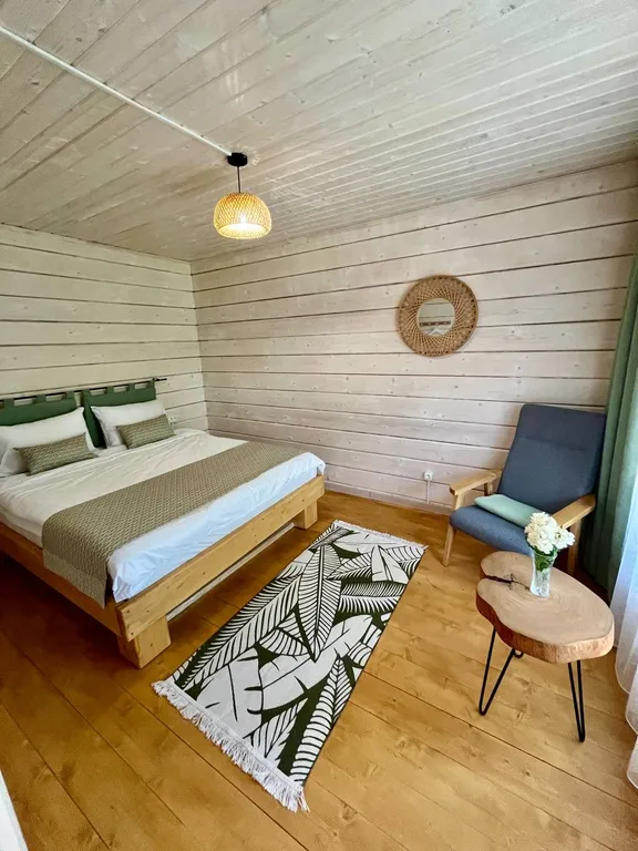 Просторный новый дом на берегу озера у родника