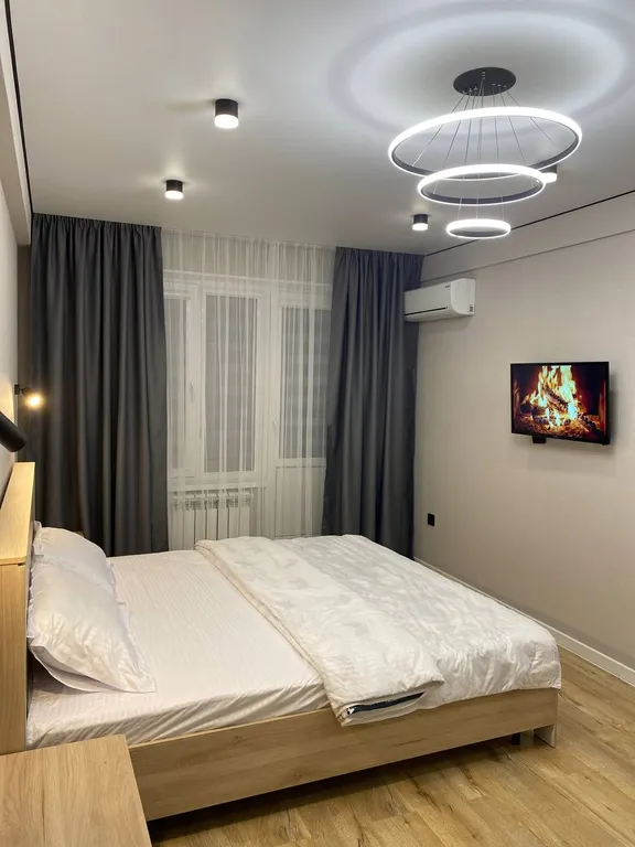 Чистая и современная квартира с видом на горы в центре города