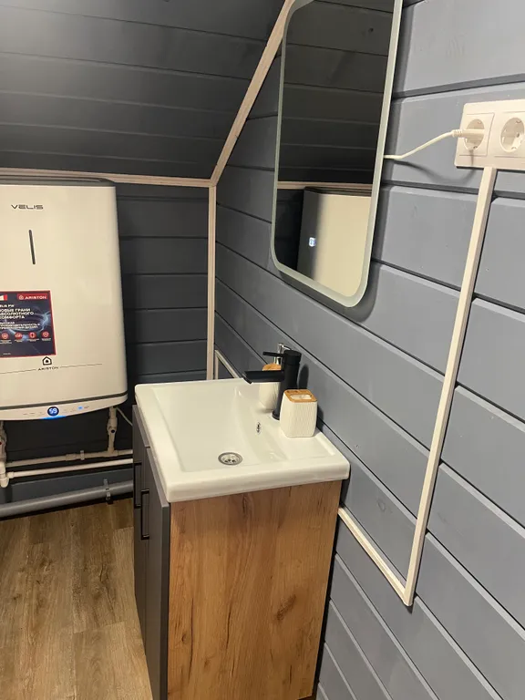 Уютный современный дом в лесу